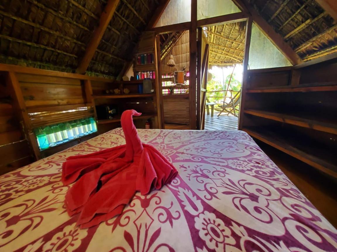 Derek'S Place Eco-Lodge جزيرة ليتل كورن المظهر الخارجي الصورة